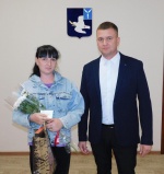 Вручение удостоверения многодетной семьи единого образца.