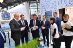 Саратовские студенты на ВДНХ подарили Дмитрию Чернышенко и Игорю Комарову портреты 