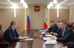 Губернатор Роман Бусаргин провел рабочую встречу с директором Департамента поддержки новых бизнесов Госкорпорации «Росатом» Дмитрием Байдаровым. 