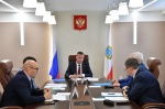 Губернатор Роман Бусаргин провел совещание по предстоящему расселению пяти аварийных домов в Лётном городке, в которых проживают 325 человек.