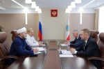 Губернатор Роман Бусаргин встретился с новым председателем духовного управления мусульман Саратовской области Расимом Кузяхметовым, которого избрали 23 апреля на съезде ДУМСО. 