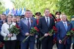 В преддверии Дня Победы на Воскресенском кладбище Саратова прошла торжественная церемония возложения венков и цветов к Мемориалу защитникам Отечества.