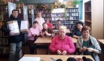 Жители с.Березовая Лука вяжут носки для мобилизованных мужчин