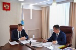 Губернатор Роман Бусаргин встретился с главой Федоровского района Алексеем Стрельниковым. 